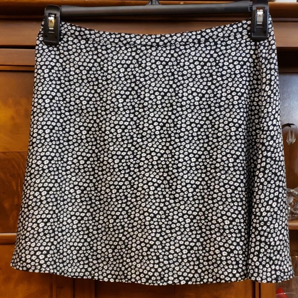 DIVIDED- H&M BLACK/WHITE SKIRT SIZE 8 - Picture 1 of 5